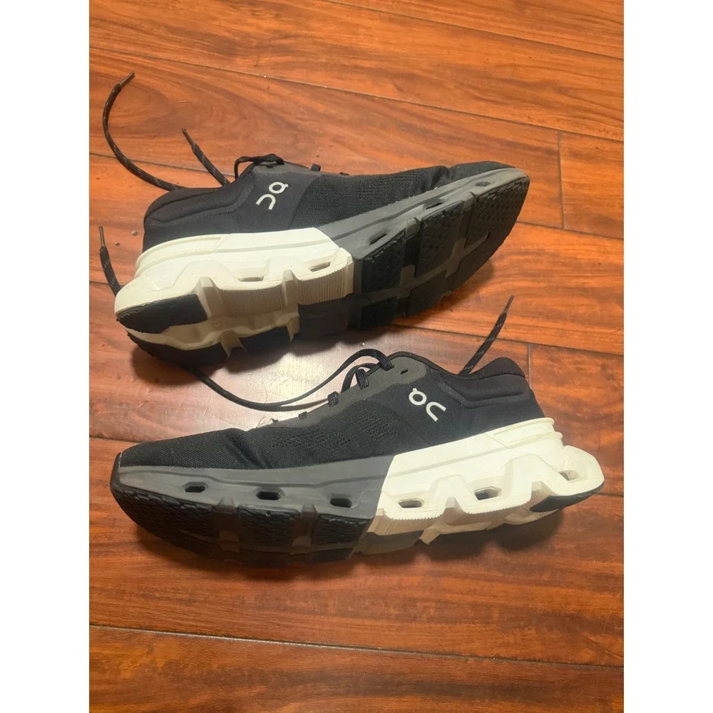 On Cloudflyer Mens 11.5 Black White Running Shoes Swiss Engineering CloudTec